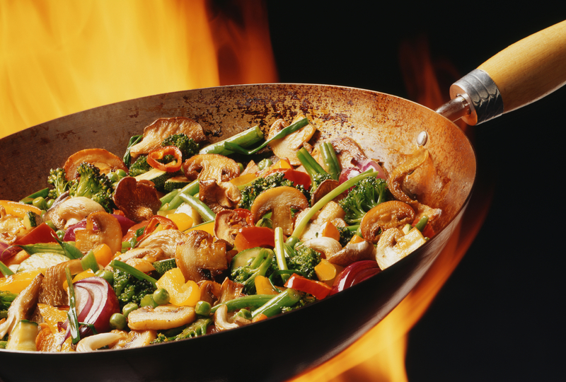 Es tan fácil para saltear los ingredientes: un wok, salsa wok Fanya,  verduras asiáticas, brotes germinados de soja Fanya, aceite, sal, almidón  de maíz. Calentar el wok con un poco de aceite